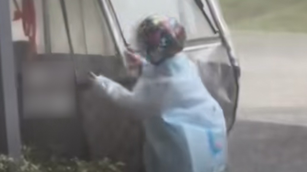 小小的他有溫暖的能量！男孩在雨中玩耍時跑向三輪車，媽媽正要制止卻發(fā)現(xiàn)……