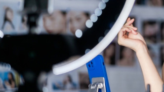 北京市监局查办直播电商“职业弹幕人”网络虚假宣传全国首案：罚10万元