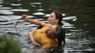 俄罗斯姑娘在绍兴古桥纵身一跃，与众人接力救起落水者