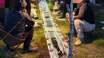 戶外團隊在內(nèi)蒙古高山草甸挖4米長溝渠燒烤，林草部門介入