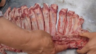四川富順通報(bào)“小學(xué)被曝使用變質(zhì)豬肉”：已將原輔料就地封存，正檢測