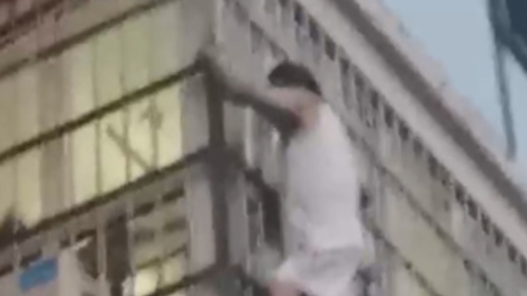 4歲女童脖子被卡防盜網(wǎng)，鄰居徒手爬上3樓施救后發(fā)現(xiàn)胳膊脫臼