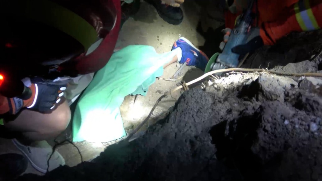 8歲男童小腿被鋼筋刺穿，消防員“火花手術(shù)”成功解救