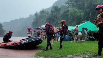 云南普洱暴雨河道漲水，正在水域救援訓(xùn)練的消防員勸走27名游玩群眾