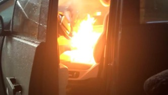 失火理想MEGA主駕發(fā)現(xiàn)打火機殘骸，車主懷疑是線路先引發(fā)火情