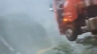 現(xiàn)場(chǎng)畫面丨貴州一高速公路大橋橋面斷裂，三都縣：已救一人，為卡車司機(jī)