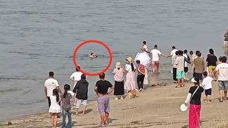 幼師“逆游黃河”一手一個撈起落水母子：從小在河邊長大，水性好