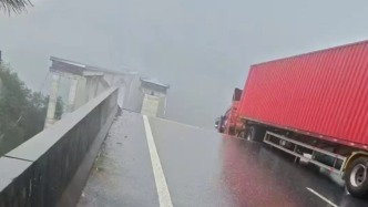 厦蓉高速猴子河特大桥引桥因持续强降雨发生垮塌，现场无人员伤亡