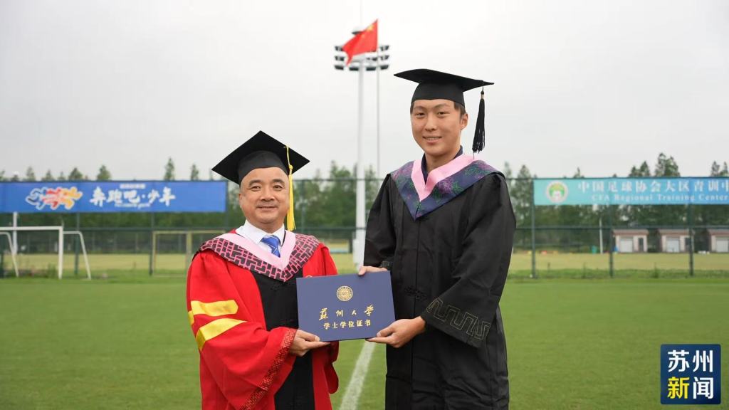 为了这名“苏超”队员，苏州大学办了场“一个人”的毕业典礼