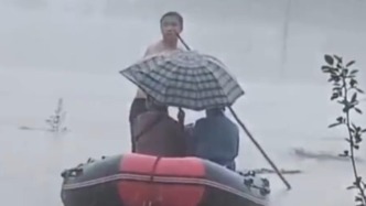 洪水中的“希望之竿”！95后小伙以竹竿為槳，4小時(shí)救出百余人