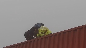 9分53秒：廈蓉高速垮橋中懸空卡車司機獲救全過程視頻來了