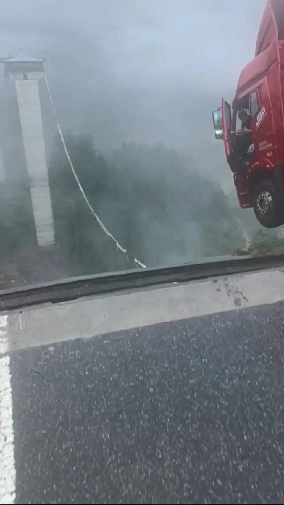 贵州强降雨诱发山体滑坡致一大桥双向垮塌，货车惊险悬空司机获救