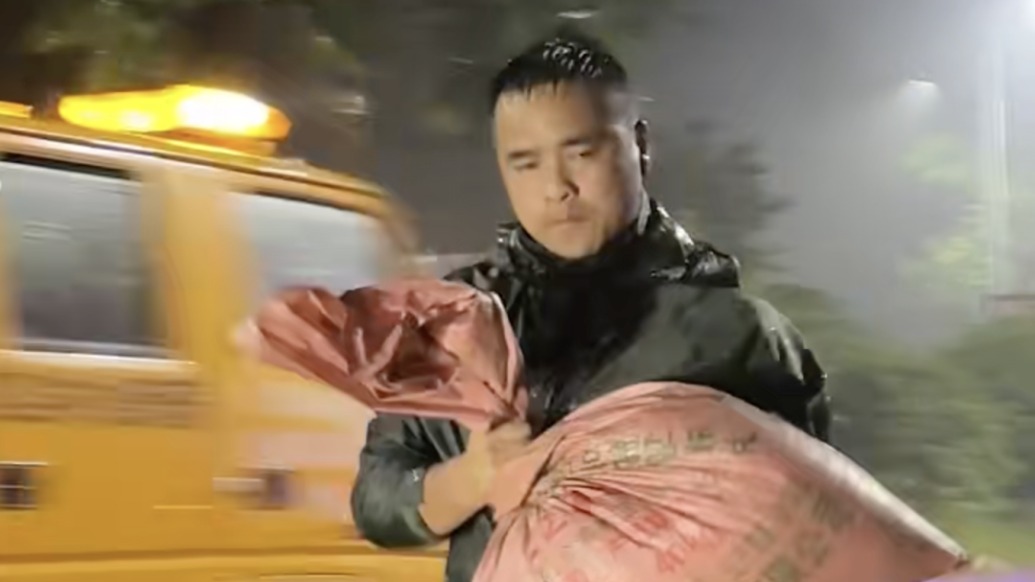 貴州榕江遭超30年一遇洪水，沙袋、擋板、推車……他們合力筑起“最暖”防線