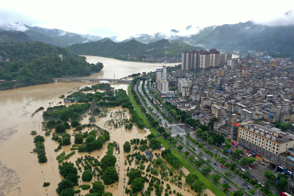 第1现场｜30年一遇洪水！贵州榕江村超球场10分钟被淹没