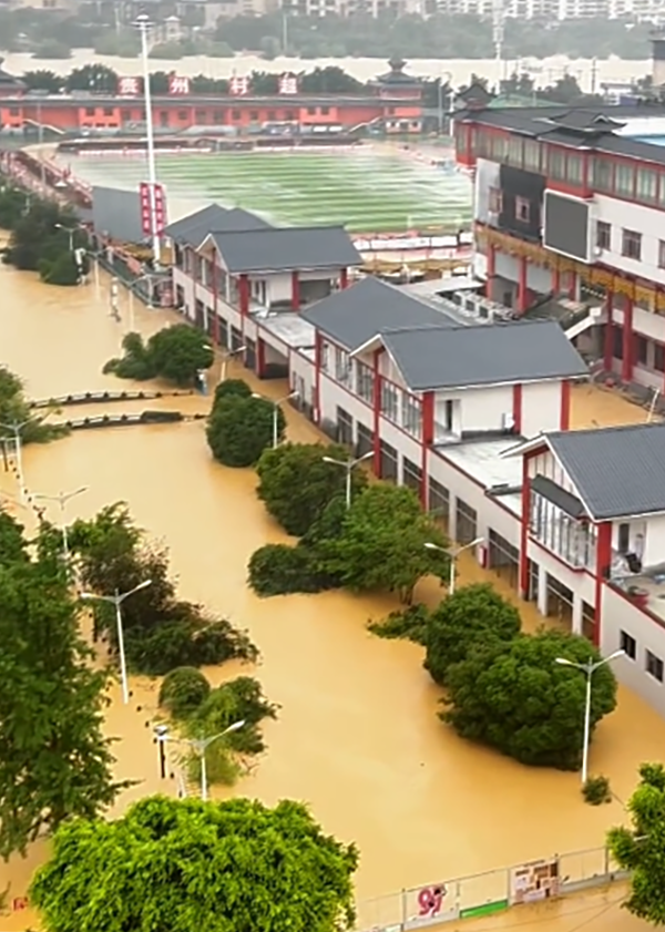 第1现场｜30年一遇洪水！贵州榕江村超球场10分钟被淹没