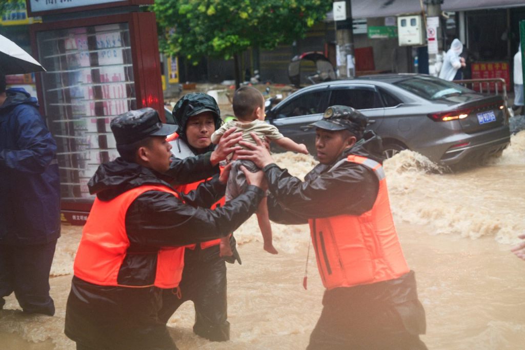 武警贵州总队官兵紧急驰援榕江，已转移150余名受灾群众