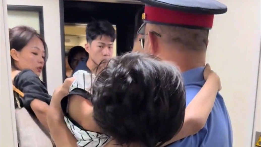 “他讓我們看到了溫暖！”重病孩子無法乘坐直梯，列車長全程幫抱