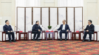 龚正率上海市代表团在青海西宁与吴晓军罗东川会谈交流，共商推进沪青交流合作