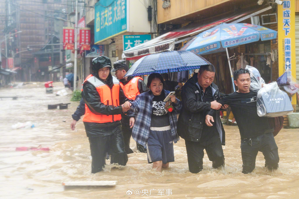 贵州省榕江县遭遇特大洪水，驻黔部队官兵和民兵驰援防汛一线