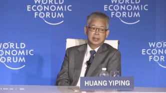 黃益平：中國(guó)經(jīng)濟(jì)保持較強(qiáng)韌性，仍需通過(guò)擴(kuò)大消費(fèi)來(lái)構(gòu)建更平衡的經(jīng)濟(jì)結(jié)構(gòu)