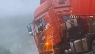 對(duì)話大橋垮塌懸空獲救卡車司機(jī)：不敢松剎車，心里一直揪著