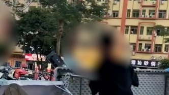 東莞一攤販桌椅綁樹占位引發(fā)不滿被砸？兩名涉案男子已被抓獲