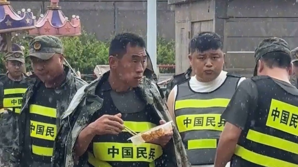 湖南桑植遭遇洪災(zāi)，救援人員冒雨吃飯，當(dāng)?shù)厝罕姡骸爸袊?guó)民兵，這四個(gè)字就夠了！”