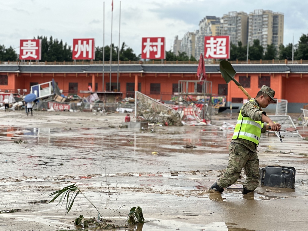 澎湃记者实拍洪水过后的贵州榕江：“村超”球场积满淤泥，最深近25厘米