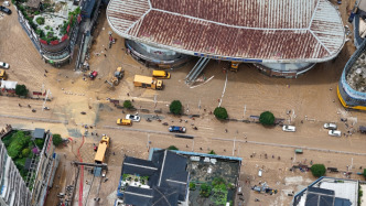 贵州榕江最大商场被淹，多台排水抢险车进行排涝作业