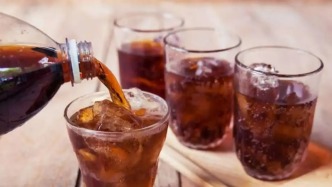 老年人喝含糖飲料會導(dǎo)致癡呆嗎？新研究挑戰(zhàn)普遍認(rèn)知