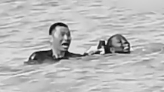 英雄魂歸故里！中國援坦醫(yī)療隊醫(yī)生張軍橋骨灰落地青島