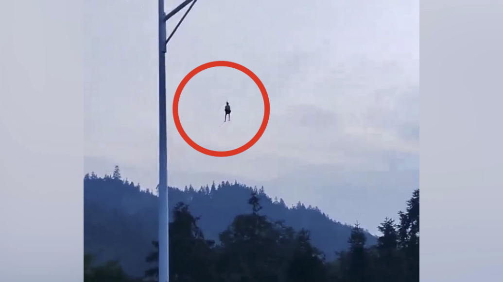 柳州洪水一男子被围困,无人机1分钟将其吊出