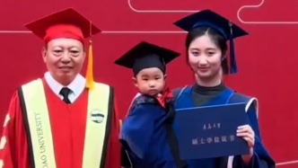 碩士媽媽帶1歲寶寶參加畢業禮：讓孩子見證努力的意義