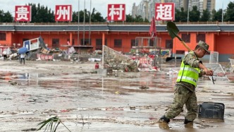 圖集｜直擊抗災(zāi)現(xiàn)場：不只“村超”球場，榕江縣城也被淤泥“糊住”
