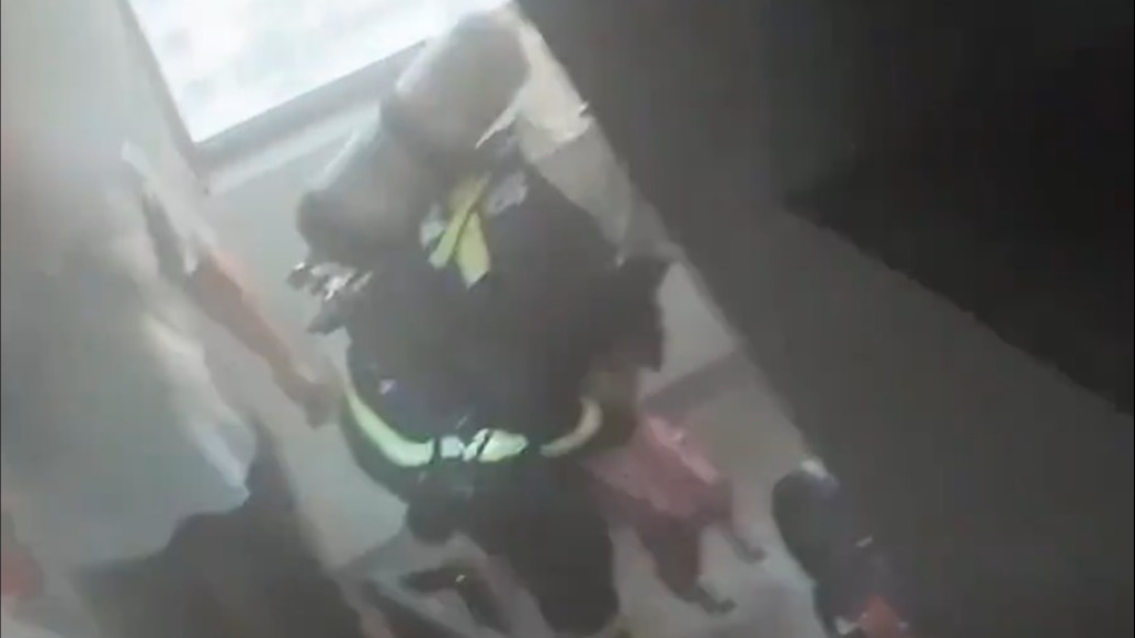 “别怕,到叔叔这来!”住宅起火三名儿童被困,消防员两进火场将孩子们安全救出