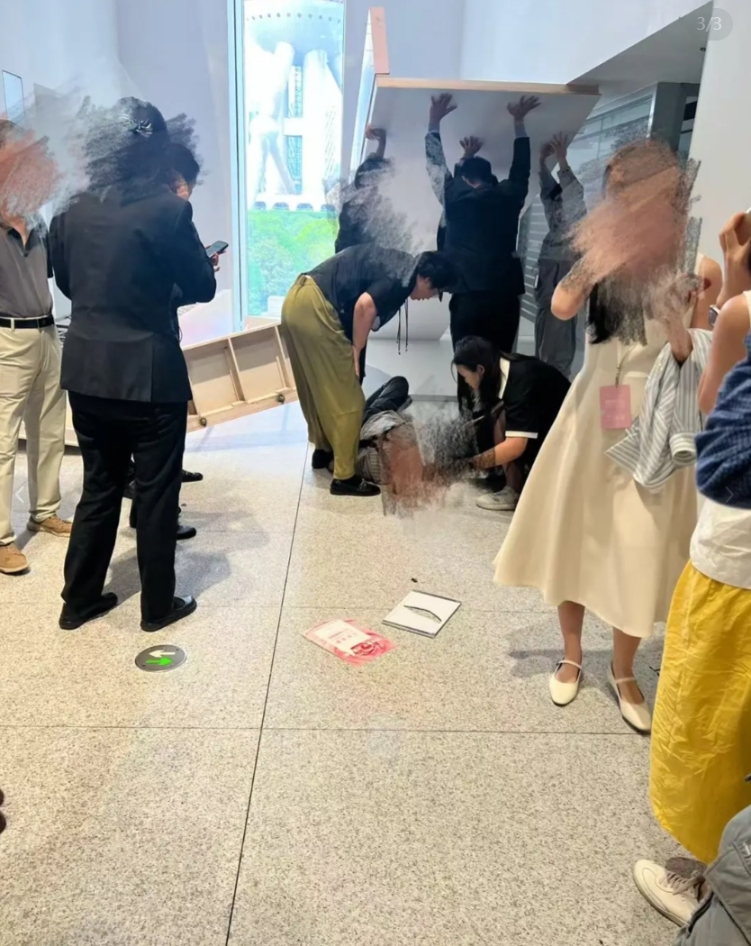 打卡装置倒下砸到观众，上海浦东美术馆：已送医，正全面检查设施