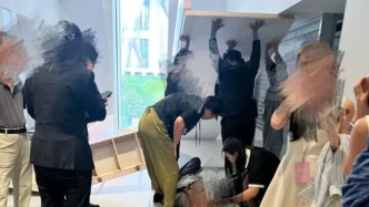 打卡装置倒下砸到观众，上海浦东美术馆：已送医，正全面检查设施