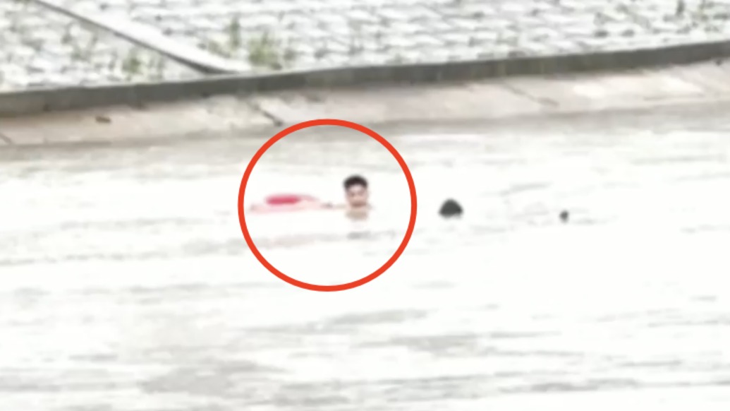 墜河漂浮近10分鐘，輔警在滾水壩前救回落水者