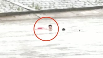 墜河漂浮近10分鐘，輔警在滾水壩前救回落水者