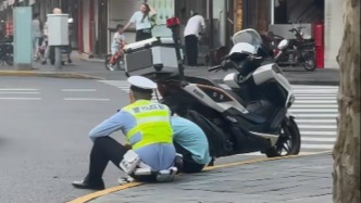 上海街頭安慰考砸孩子走紅非偶然，“前輩們一直教我怎樣做好交警”