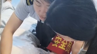 “别睡，千万别睡！”女子呼吸性碱中毒晕倒在地铁站，工作人员在其口鼻处罩塑料袋急救