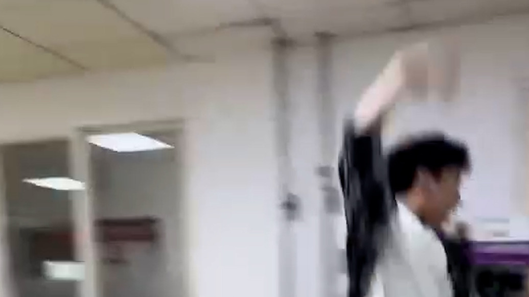 “去年攒着一股不甘心的劲”,西安一复读生位次跃升近三万名,查分瞬间激动跳起