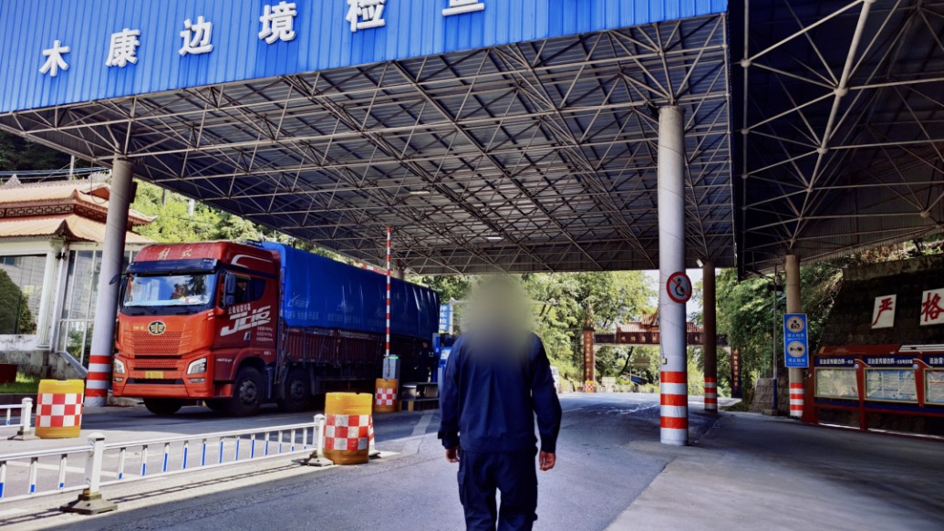 老兵20年后回隊(duì)追憶禁毒生涯：曾在生日當(dāng)天與毒販生死搏斗