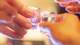 馬上評丨厘清“共飲”責任，司法判決正在重塑酒桌文化