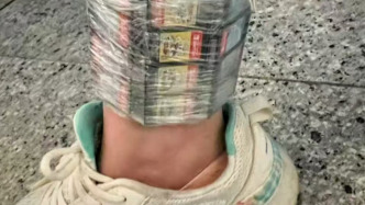 女子用保鲜膜在腿上绑105张游戏卡，入境时被海关查获