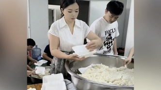 “盡點(diǎn)綿薄之力”，榕江餐飲人兩日備千份餐食送救援人員