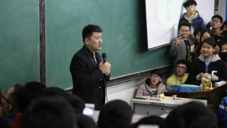 开麦丨一分不愿浪费，“张雪峰们”灵药不灵了？