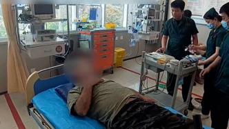 行駛途中，司機(jī)胸口突發(fā)疼痛，交警護(hù)送就醫(yī)搶出“生命時(shí)間”