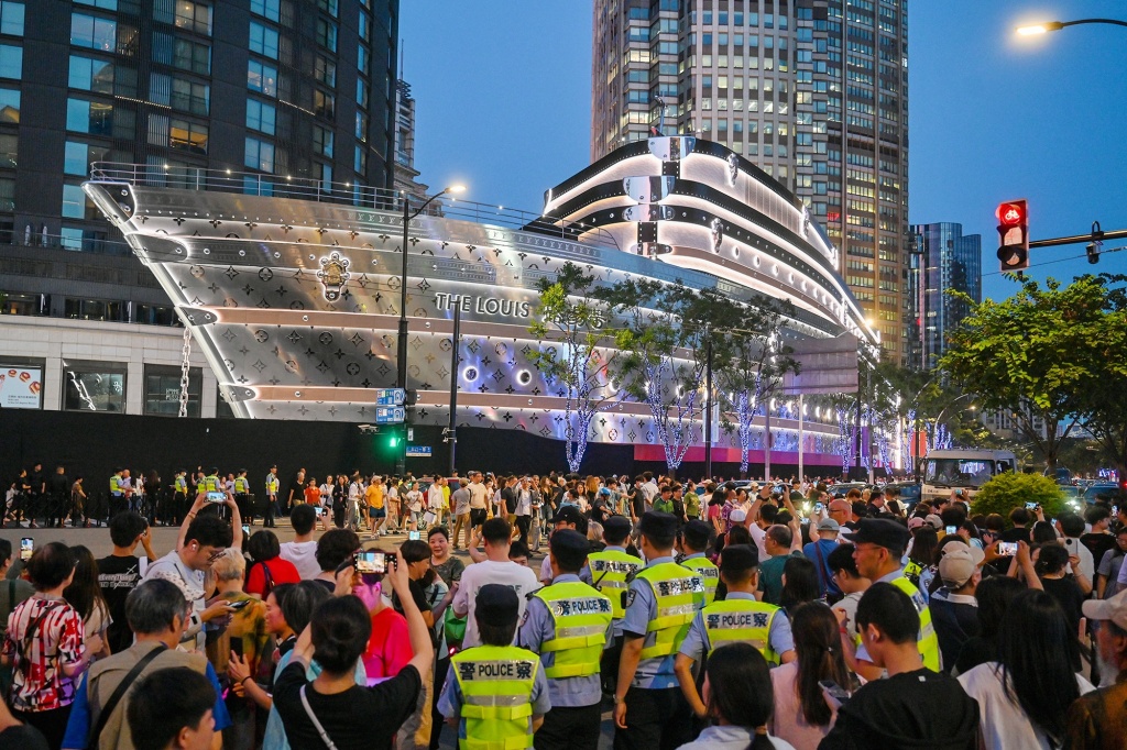 魔都眼｜“路易号”今晚启航：首批旅客闪耀登“船”