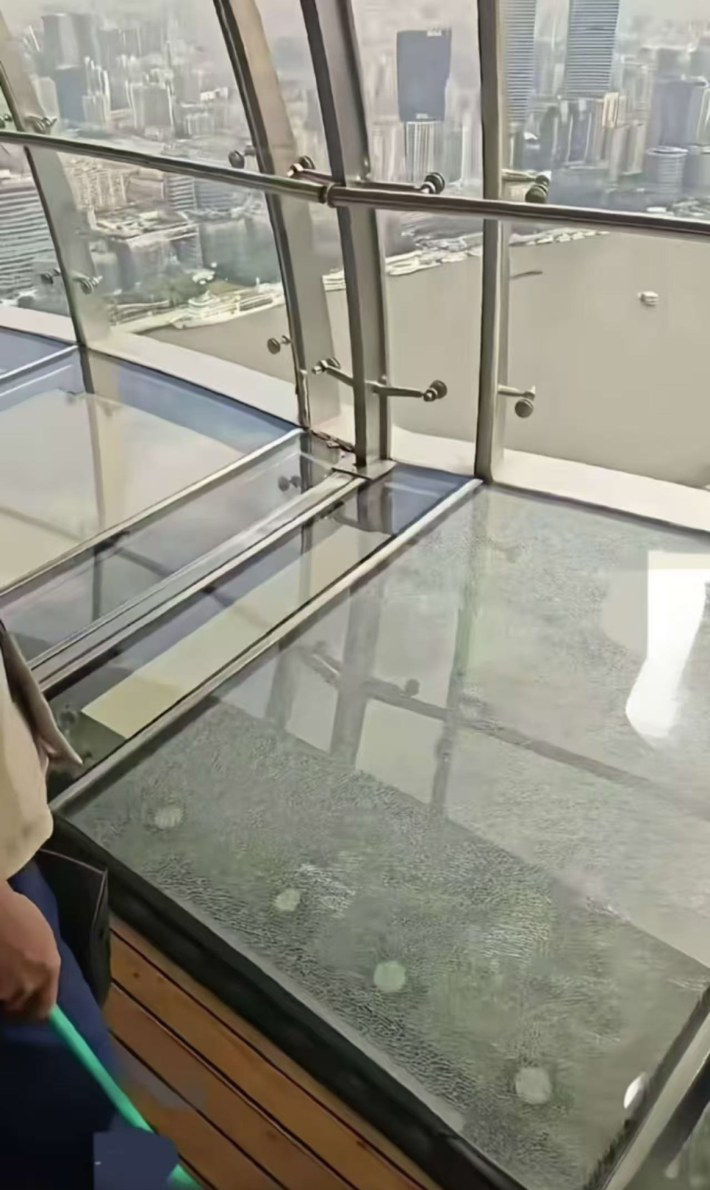 全透明观光廊中层玻璃现裂纹，东方明珠塔：内外层玻璃完好，将定制更新